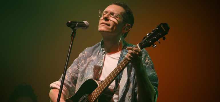 LESEL presenta “Sin equipaje”, una canción sobre sanar, soltar y volver a elegir la vida